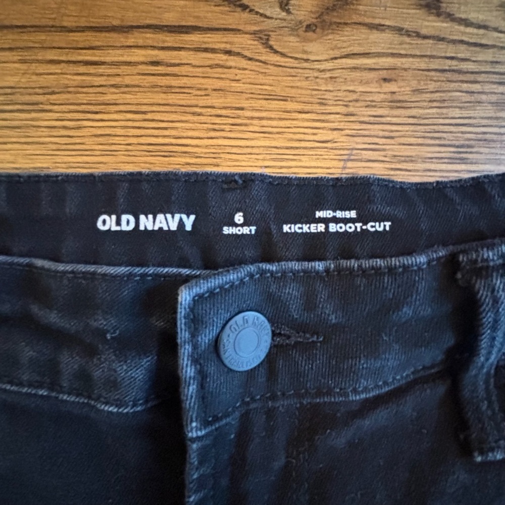 Old Navy Mid-Rise Kicker Boot-Cut Jeans – Size 6 Short - Picture 2 of 3
